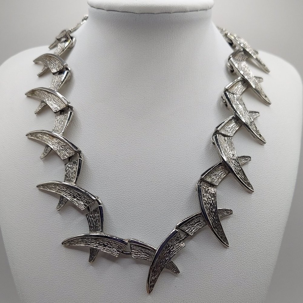 GOTHIC .SILVERTONE CHOKER NECKLACE